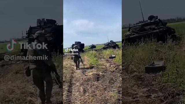 ??ウクライナの兵士が仲間の死を喜ぶ!!ウクライナの2人の兵士がTikTokのビデオを撮影しました映像には2台の破壊されたウクライナのT72戦車と3台のアメリカのMaxxPro装甲車が映っています