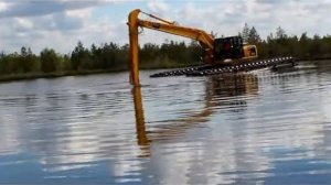 Копия видео Экскаватор Амфибия по воде, как по суше!   работает на месторождениях 3