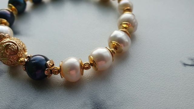 Браслет белым и чёрным жемчугом смотреть онлайн