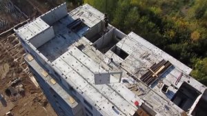 Монтаж башенным краном внутренней железобетонной панели. Вид от первого лица с крана