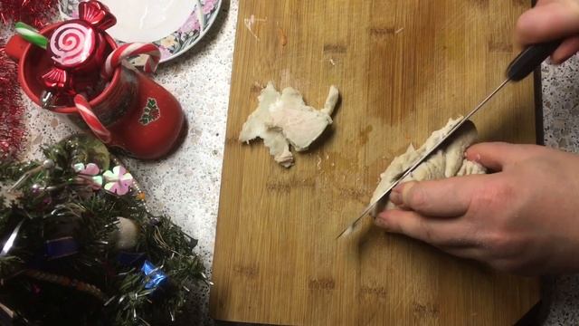 Мясной салат с кукурузой и яичными блинчиками