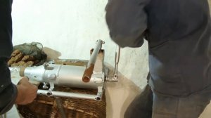 Переработка глины в ручной глиномялке