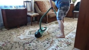 Уборка квартиры с помощью пылесоса "Ракета-7" 1970 года выпуска.