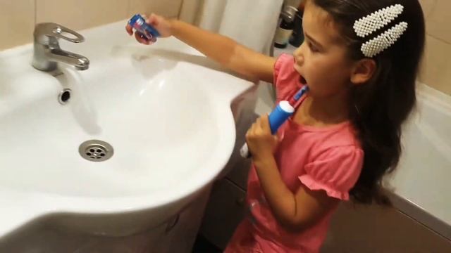 Видео обзор. Чистим зубы. Электрическая зубная щетка Oral B. Детские видео. BRUSHING teeth.