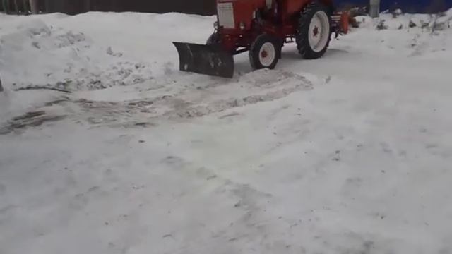 Уборка снега трактором Т 25.mp4 смотреть онлайн