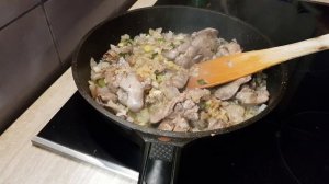 обалденный и очень вкусный пирог с куриной печенью