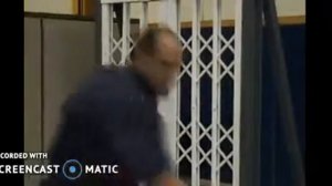 демонстрация надежности раздвижной решетки на окно