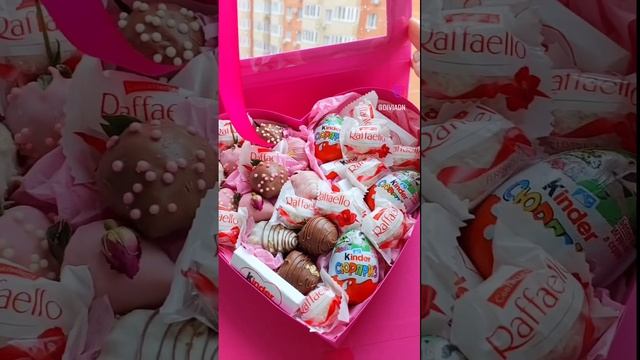 клубника в шоколаде и киндеры ?