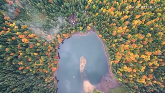 Синевир з висоти пташиного польоту.Осінь в Карпатах. National nature park synevir. смотреть онлайн