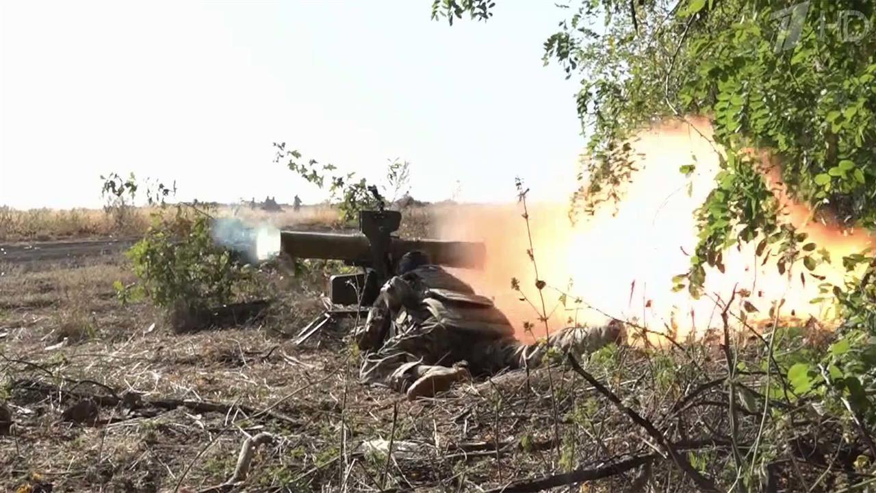 Российские бойцы превращают укрепления противника в пустыню с помощью ПРК "Фагот"