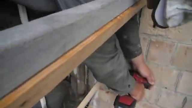 Грунтовка сварочных швов и установка монтажной рейки смотреть онлайн