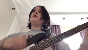 Мем девочка уэсдей на гитаре// мем на гитаре