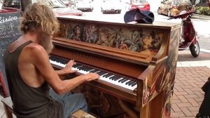 Бездомный волшебно играет на фортепиано