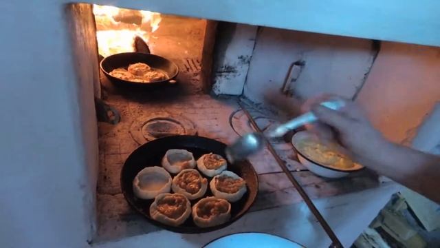 Новогодние каникулы у бабушки. Готовим перепечи.