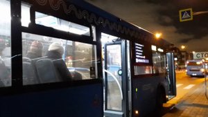Автобус ЛиАЗ-6213.65 следует по маршруту КМ2 "м. Автозаводская - м. Орехово"