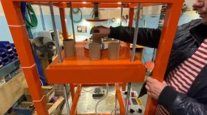 Станок для вальцовки кромки цилиндрической ( шляпной) картонной коробки.