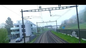 Восхитительная природа и поездка на поезде с видом из кабины машиниста в очень богатой Швейцарии