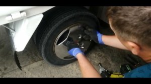 Установка колпаков на грузовик Nissan Atlas