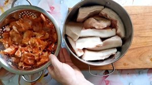 Сало в луковой шелухе - бесподобно вкусно.