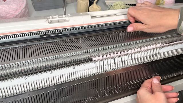 Как вязать плюшевую пряжу на вязальной машине __ Машинное вязание