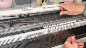 Как вязать плюшевую пряжу на вязальной машине __ Машинное вязание