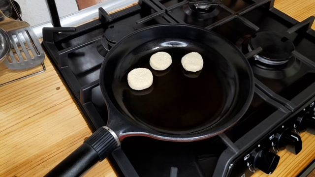 Творожные пышки на манке*  Томлёные в сметане.