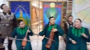 Играет ансамбль "Кыл Саха". Композиция кырыымпа и хомус.