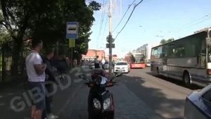 Наказание водителя скутера за езду пассажира без шлема