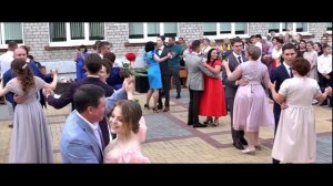 Танец выпускников и родителей. Эртиль.