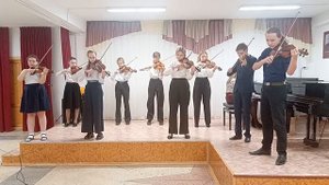 Ансамбль скрипачей " Гармония". А.Экимян " Шире круг"