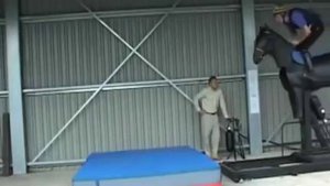 На этом тренажере всадники учатся правильно падать