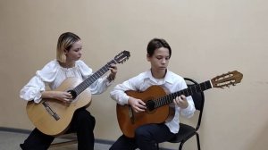 Дуэт гитаристов: Аринчев Никита, Шабанова Ксения.  А. Виницкий "Бог рождается"