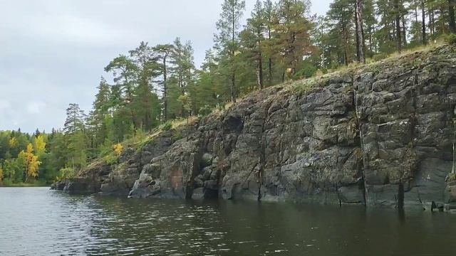По осенним шхерам Валаама на моторной лодке с ветерком... смотреть онлайн