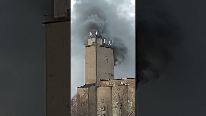 В Кинешме тушат бывший мукомольный комбинат