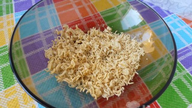 Салат с лапшой быстрого приготовления с морковью