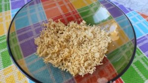 Салат с лапшой быстрого приготовления с морковью