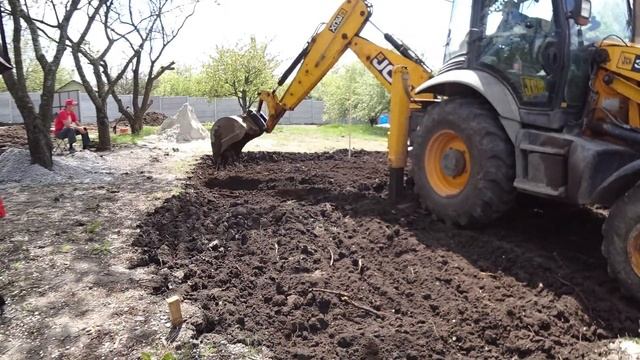 Как мы трактором JCB участок ровняли по нивелиру