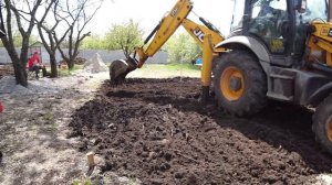 Как мы трактором JCB участок ровняли по нивелиру