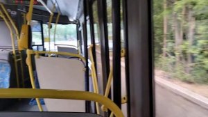 Москва из окна автобуса (в автобусе шумно, голос диктора, шум колёс по гальке). Дубль 1.