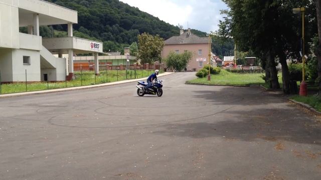 Suzuki Gsx-r 600 K1 2001 donuts смотреть онлайн