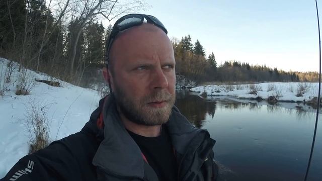 МАЛЫЕ РЕКА УДИВЛЯЮТ В МАРТЕ! Ловля щуки на СПИННИНГ! Рыбалка в подмосковье весной! смотреть онлайн
