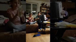 Цыганочка на баяне. Девочка отжигает! Подпишитесь, поставьте лайк :)