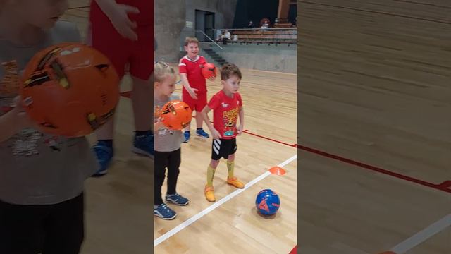 🎅Дед мороз пришёл поздравить наших самых маленьких футболистов🥰 #2023 #фксозвездие🔵⚪ @cppuf_rfs смотреть онлайн