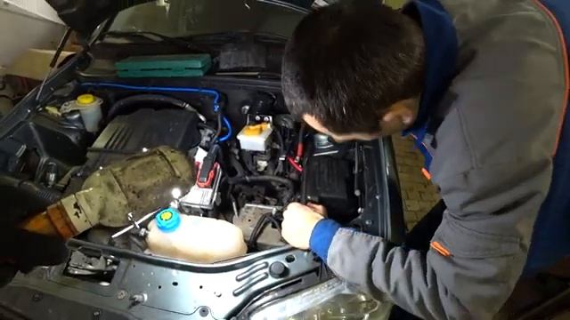 Замена пыльников тросов КПП. Новая клемма АКБ. Дублирующий провод генератора и все это в FIAT ALBEA смотреть онлайн