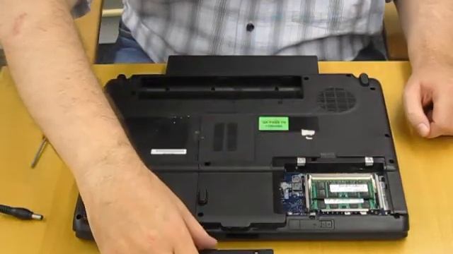 Toshiba A200 serie: Geheugen vervangen смотреть онлайн