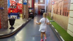 Алиса играет в развлекательном центре для детей!