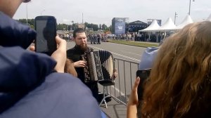 Чувак играет на баяне Рамштайн