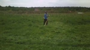 Как косить траву ручной косой.How to mow the grass hand scythe.