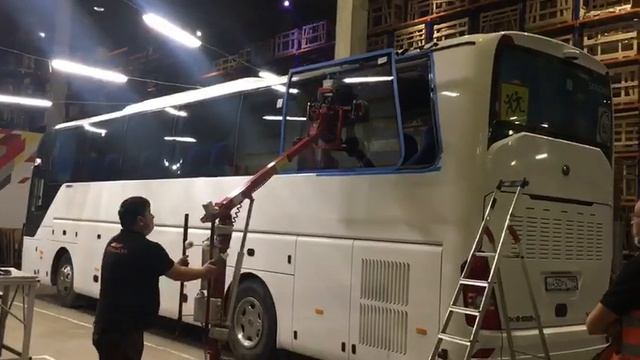Замена бокового стекла на автобусе с помощью UPL смотреть онлайн