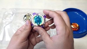 ЧЕМПИОНСКИЙ ЗОЛОТОЙ НАБОР ВОЛЧКОВ В ЧЕМОДАНЕ BEYBLADE Burst